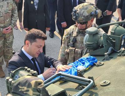 Владимир Зеленский - Юрий Бутусов - Зеленский в США оставил автограф уроженцу Лисичанска - майору американской Нацгвардии - vchaspik.ua - США - Украина - Лисичанск - шт. Калифорния