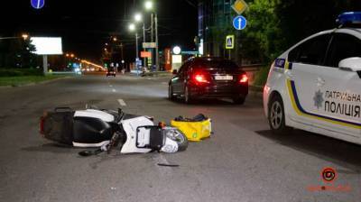 В Днепре столкнулись мерседес и скутер Глово - lenta.ua - Украина - Днепр