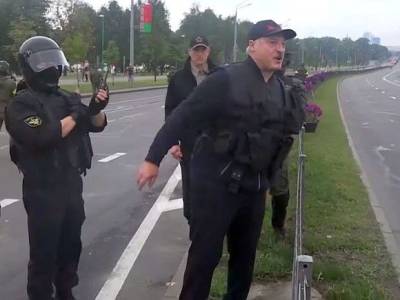 Александр Лукашенко - Картину с вооруженным Лукашенко выставили во Дворце Независимости в Минске (фото) - rosbalt.ru - Украина - Белоруссия - Минск