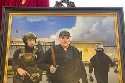 Александр Лукашенко - Наталья Эйсмонт - Картину с вооруженным Лукашенко выставили в его рабочей резиденции - lenta.ru - Украина - Белоруссия - Гомельская обл.
