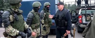 Александр Лукашенко - Николай Лукашенко - Наталья Эйсмонт - Картина с вооруженным Лукашенко и его сыном Колей заняла место во Дворце независимости - runews24.ru - Украина - Белоруссия - Гомельская обл.