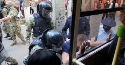 В Симферополе под зданием ФСБ задержали более 40 человек (фото, видео) - focus.ua - Россия - Украина - Крым - Симферополь