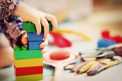 Психолог раскрыла способ обнаружить проблемы у ребенка по отношению к игрушкам - lenta.ru