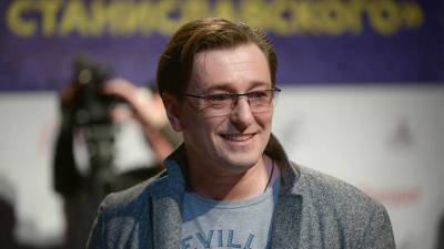 Сергей Безруков - «Самый лучший папа в мире»: Безруков привел дочку и сына в театр на спектакль - vm.ru