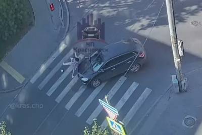 В центре Красноярска водитель черного автомобиля сбил женщину на переходе - kras.mk.ru - Красноярск