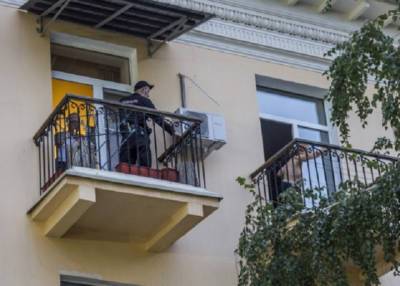 Дама в Волгограде разделась и бросала с балкона вещи к дверям Следственного комитета - province.ru - Волгоград