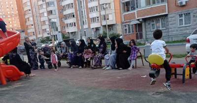 Фото мусульман на детской площадке в Подмосковье натолкнуло россиян на спор - moslenta.ru - Москва - Московская обл.