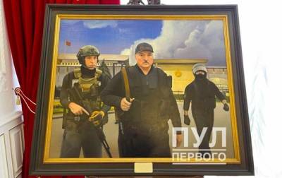 Александр Лукашенко - Портрет Лукашенко с автоматом повесили во Дворце независимости - korrespondent.net - Украина - Белоруссия - Минск