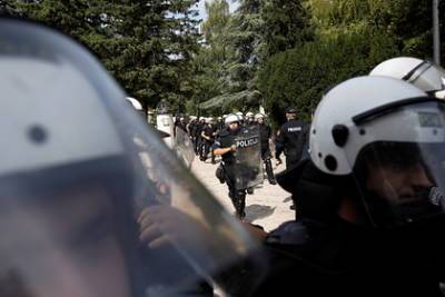 Черногорская полиция устроила разгон националистов с помощью слезоточивого газа - lenta.ru - Сербия - Черногория