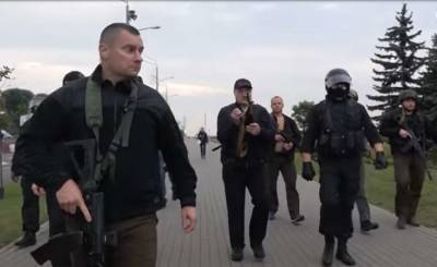 Александр Лукашенко - Портрет Лукашенко с автоматом выставили в его резиденции в Минске (фото) - lenta.ua - Украина - Белоруссия - Минск