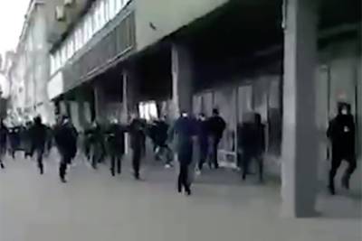После массовой драки футбольных фанатов в Твери заведено дело о хулиганстве - lenta.ru - Санкт-Петербург - Тверь