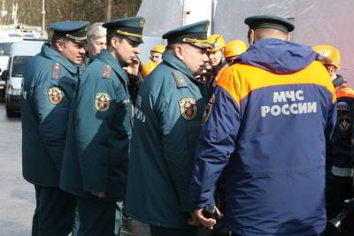 Упавший на Камчатке вертолет с петербургскими туристами подняли на поверхность озера - spb.mk.ru