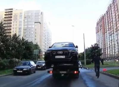 Петербуржец догнал автомобиль, который увозил с места стоянки эвакуатор - abnews.ru