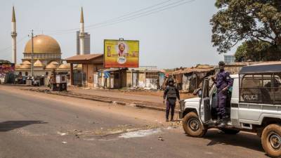 Альф Конде - Мамади Думбуя - Лидер мятежников объявил об отмене конституции и закрытии Гвинеи - vesti.ru - Гвинея