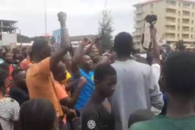 Жители Конакри празднуют арест президента Гвинеи - mk.ru - Гвинея - Конакри