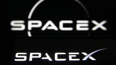 Илон Маск - Илона Маску - Сергей Королев - Андрей Королев - Маск провел экскурсию по SpaceX для внука и правнука Сергея Королева - 5-tv.ru - Россия