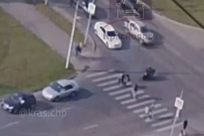 Сбившего пешеходов на Взлетке мотоциклиста задержали в Красноярске - kras.mk.ru - Красноярск