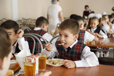Как накормить ребенка: Роспотребнадзор открыл «горячую линию» по вопросам питания школьников – Учительская газета - ug.ru