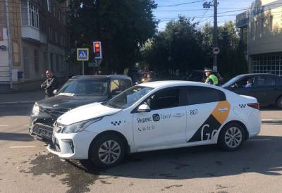 Таксист пострадал в ДТП в Заволжском районе Твери - afanasy.biz - Тверь - район Заволжский, Тверь