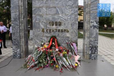 В Буйнакске почтили память жертв теракта 4 сентября 1999 года - mirmol.ru - респ. Дагестан - Буйнакск - район Буйнакский