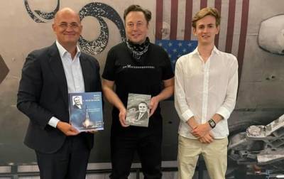 Илон Маск - Сергей Королев - Андрей Королев - Илон Маск показал внуку и правнуку Сергея Королева офис SpaceX (фото) - sharij.net - США - шт. Калифорния