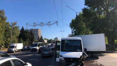 Маршрутка и 6 машин столкнулись в Воронеже: есть пострадавшие - vestivrn.ru - Воронеж