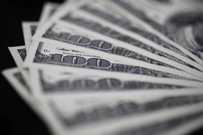 Доллар растет, но по-прежнему близ почти месячного минимума - smartmoney.one - США - Reuters