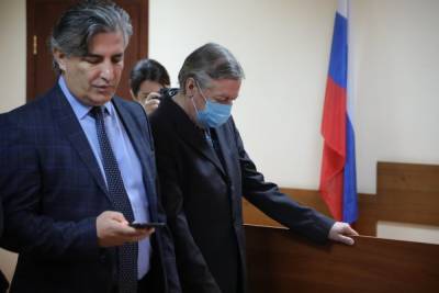 Михаил Ефремов - Петр Хархорин - Адвокат о состоянии Ефремова: «Намучился с аллергией и отеком Квинке» - mk.ru