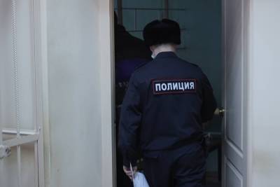 В Нижнем Тагиле мужчина разбил бутылку о голову рабочего, убиравшего опавшие ветки - znak.com
