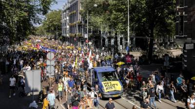 Тысячи человек вышли в Амстердаме на акцию протеста против коронавирусных мер - obzor.lt - Германия - Берлин - Голландия - Амстердам
