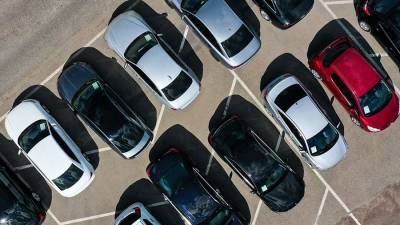 Продажи новых автомобилей в России в августе сократились на 17% - iz.ru - Россия - Израиль