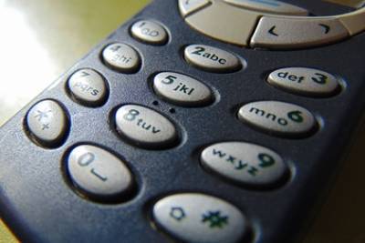 Мужчина целиком проглотил Nokia 3310 и выжил - lenta.ru - Англия - Косово - Приштина