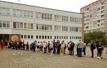В Минске дети выстраиваются в очередь, чтобы попасть в школу - charter97.org - Белоруссия - Минск