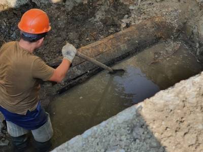 В Екатеринбурге под землей нашли 100-летнюю канализационную трубу из дерева - znak.com - Екатеринбург - Свердловская обл.