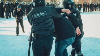 Петербуржца отправили в колонию-поселение за нападение на силовика на акции протеста - newizv.ru - Санкт-Петербург