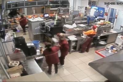 Пьяному посетителю кафе в Твери что-то не понравилось, и он принялся избивать сотрудников - tver.mk.ru - Тверь