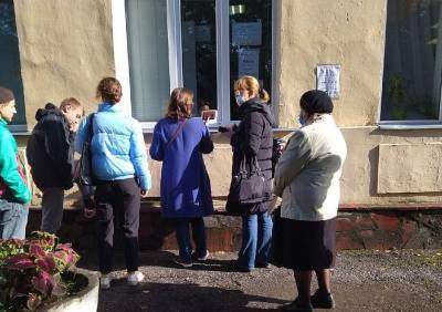 В рязанской поликлинике пациенты вынуждены обращаться в регистратуру через окно на улице - ya62.ru - Рязань