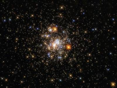 Телескоп Hubble показал шарообразное скопление звезд в созвездии Стрелец - unn.com.ua - Украина - Киев