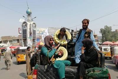 Талибы возили мужчину по городу с шинами на шее за кражу - lenta.ru - Россия - Саудовская Аравия - Афганистан - Джелалабад