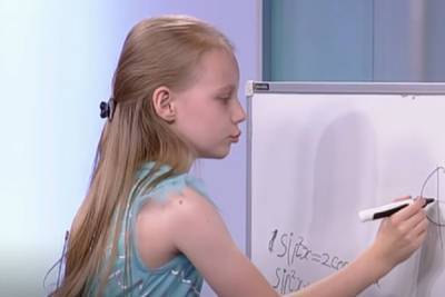Алиса Теплякова - Однокурсники 9-летней Алисы Тепляковой пожаловались на ее «странное» поведение - mk.ru