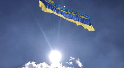 Огромный флаг Украины, участвовавший в Марше защитников, улетел в оккупированный Донецк (ФОТО) - lenta.ua - Россия - Украина - Киев - Донецк - Донбасс
