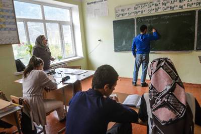 Российскую школу проверят из-за требований к девочкам носить платки - lenta.ru - респ. Дагестан - район Кайтагский