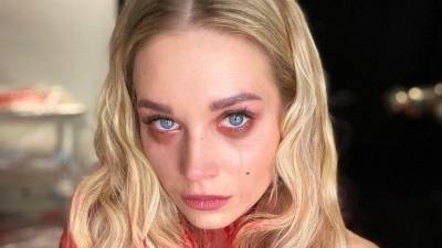 Кристина Асмус - Залитая кровью Асмус с молотком в руках пригласила фанатов на новый спектакль - 5-tv.ru