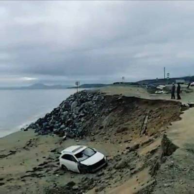 Автомобиль сорвался с обрыва вечером в Охотском - sakhalin.info - Охотск