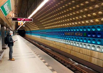 Чудо в пражском метро: мужчина бросился под поезд, встал и ушел - vinegret.cz - Чехия