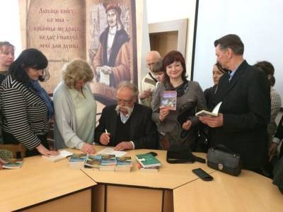«Гэта кніга пра людзей, якія працуюць на зямлі, пра чалавечыя адносіны і лёсы». Пераможцам Нацыянальнай літаратурнай прэміі ў намінацыі «Лепшы твор прозы» стаў пісьменнік Віктар Праўдзін - grodnonews.by - Белоруссия