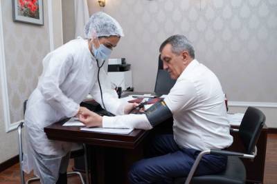 Врио главы Северной Осетии привился от коронавируса после болезни - kavkaz.mk.ru - респ. Алания
