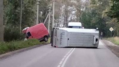 В Вологде фургон на прицепе перевернул своего «тягача» - usedcars.ru - Вологда