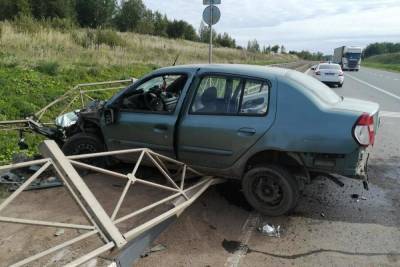 Водитель не справился с управлением и врезался в ограждение в Великолукском районе - mk-pskov.ru - Москва - Россия - Псковская обл. - Псков