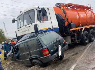 В Югре в аварии с джипом и грузовиком «Сургутнефтегаза» погибли два человека - znak.com - Югра